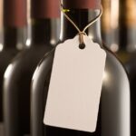 Descubre la evolución del diseño de etiquetas de vino, desde los inicios hasta las últimas tendencias tecnológicas y sostenibles en 2024.