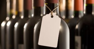 Descubre la evolución del diseño de etiquetas de vino, desde los inicios hasta las últimas tendencias tecnológicas y sostenibles en 2024.