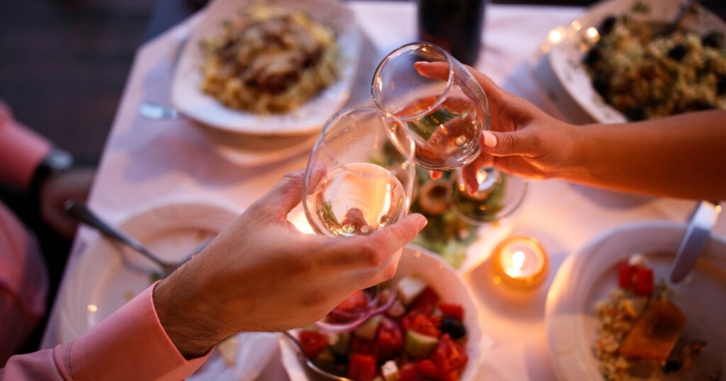 Cómo elegir vinos para una cena romántica en Sabor Vino