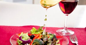 Vino y ensaladas: maridajes ligeros