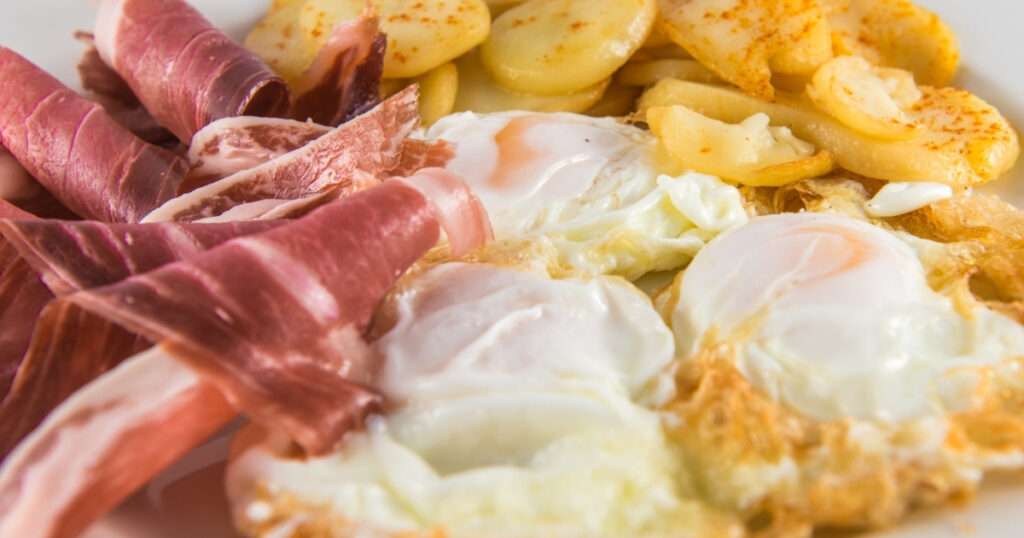 Huevos rotos con jamón