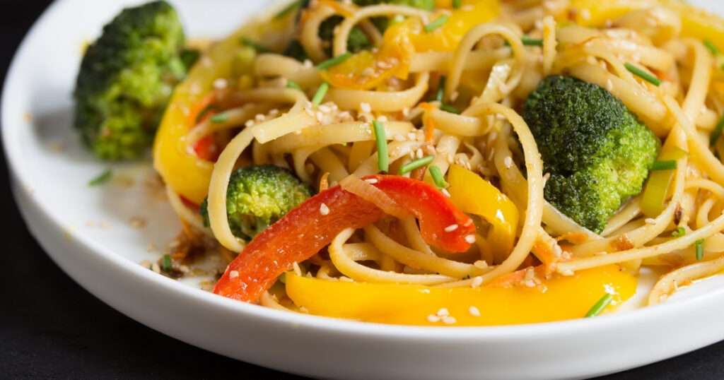 Tallarines con verduras salteadas