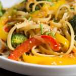 Tallarines con verduras salteadas