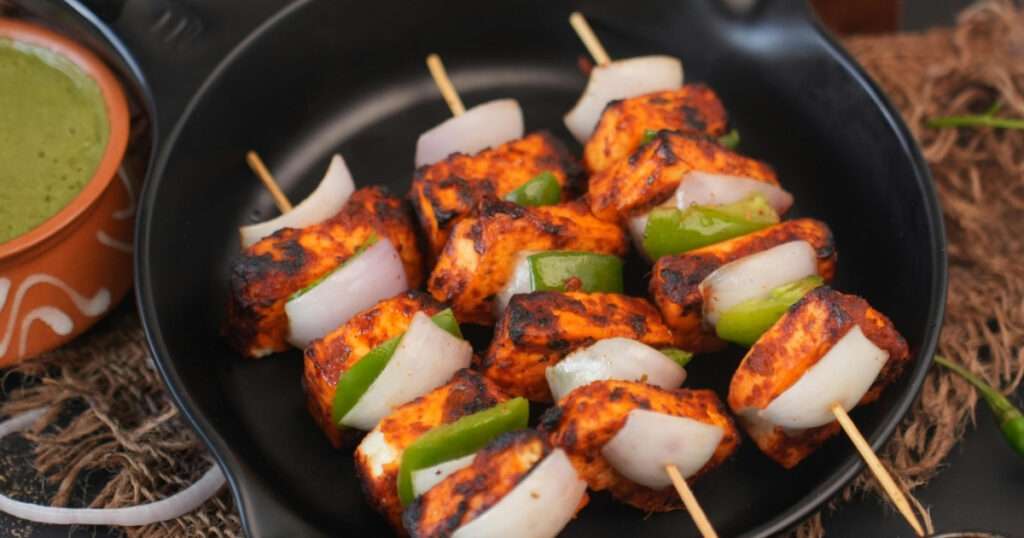Brochetas de salmón y verduras