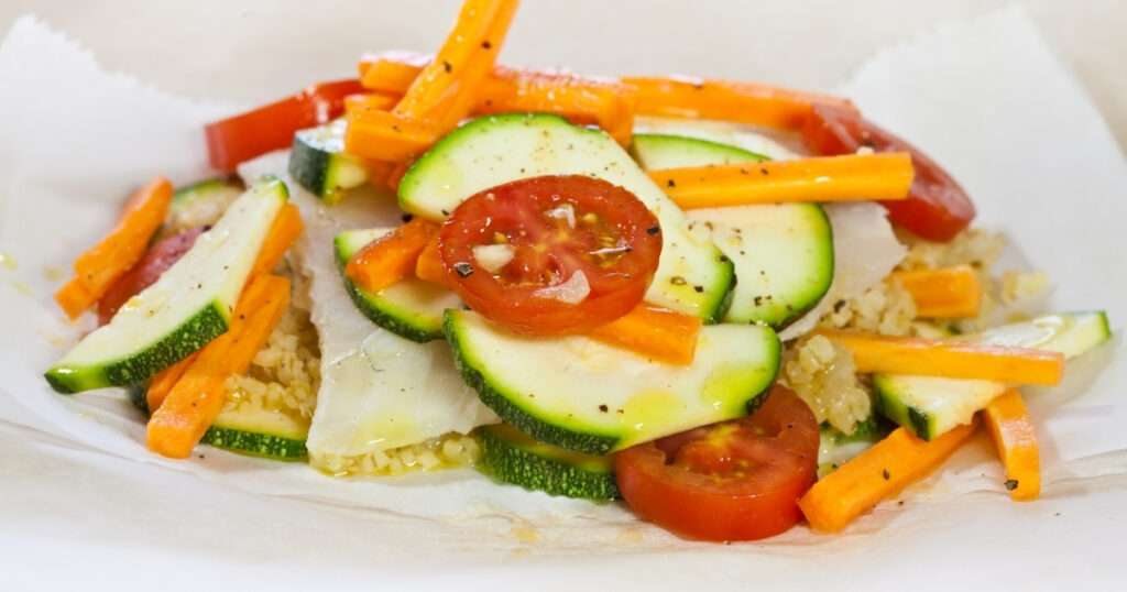 Papillote de merluza con verduras