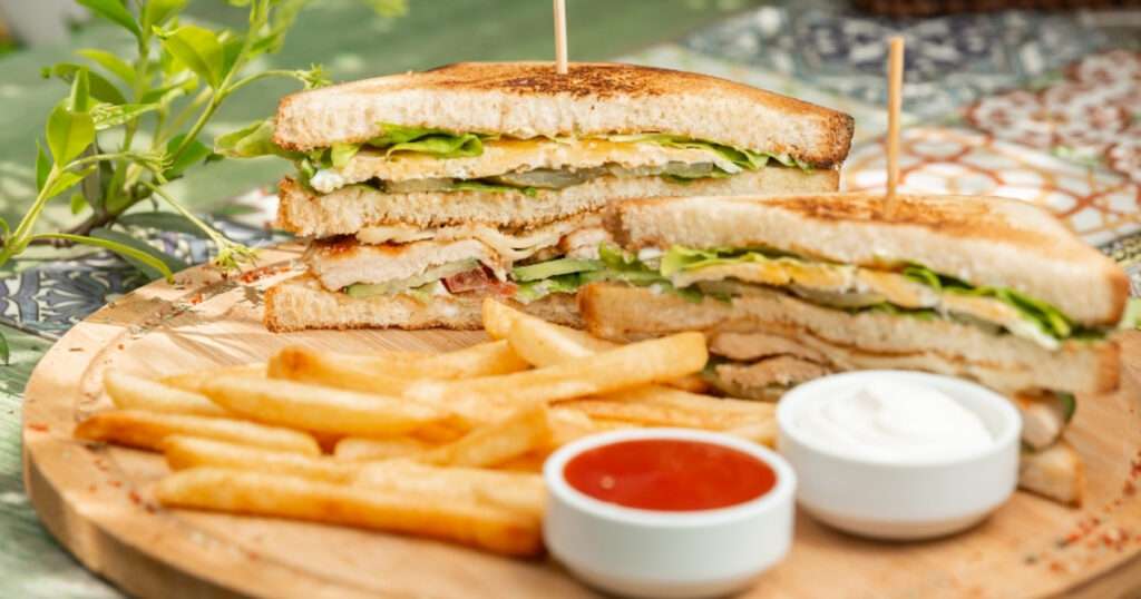 Sándwich club clásico