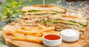 Sándwich club clásico