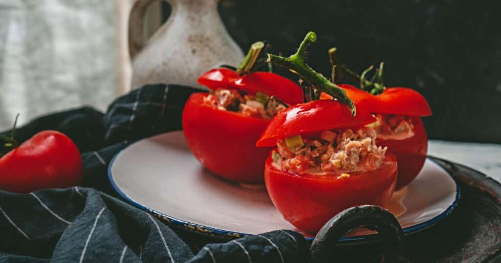 Tomates rellenos de atún